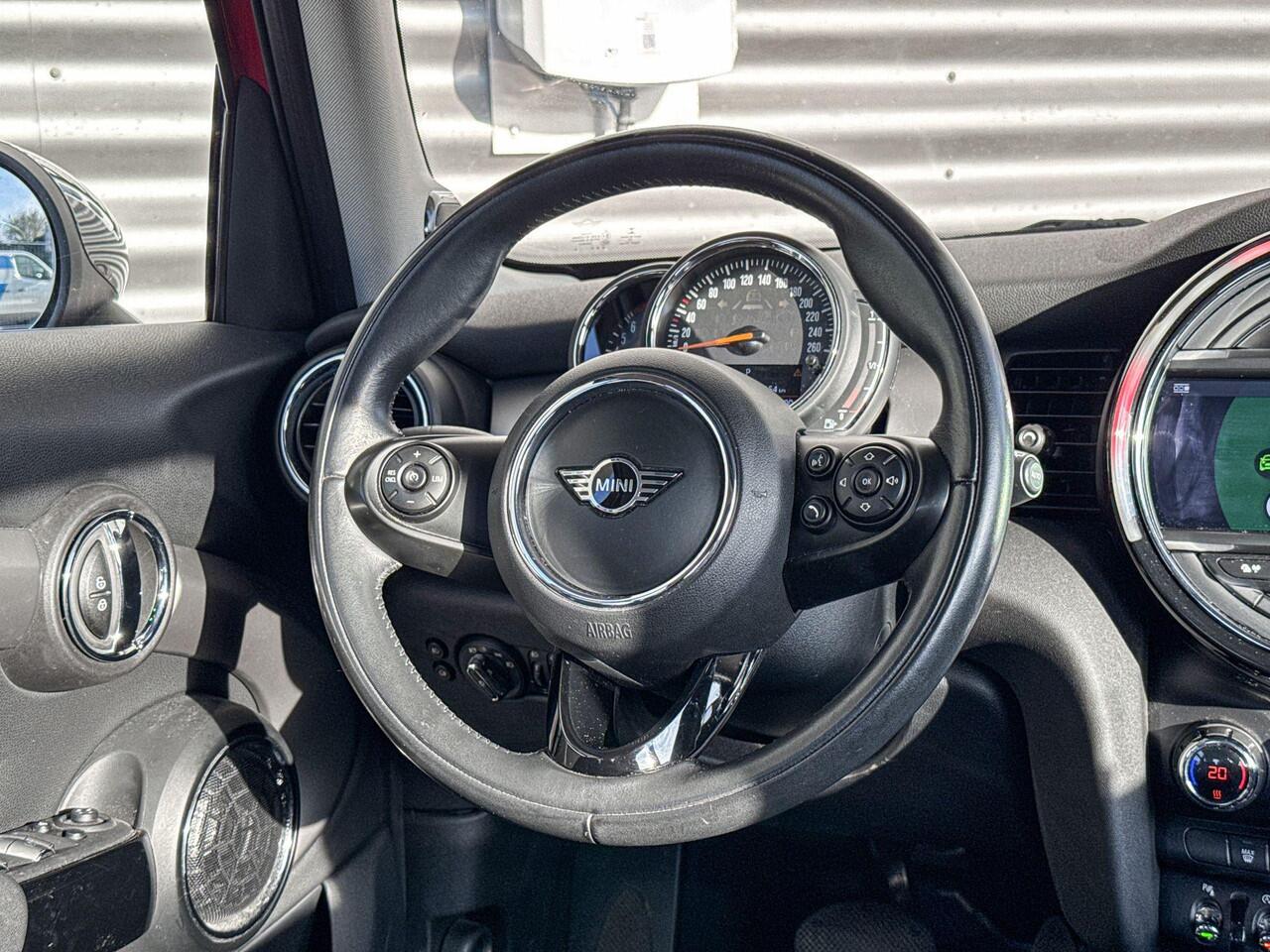 Mini COOPER 5-deurs 1.5 Pepper / Serious Business / Comfort Access / Achteruitrijcamera / Panoramadak