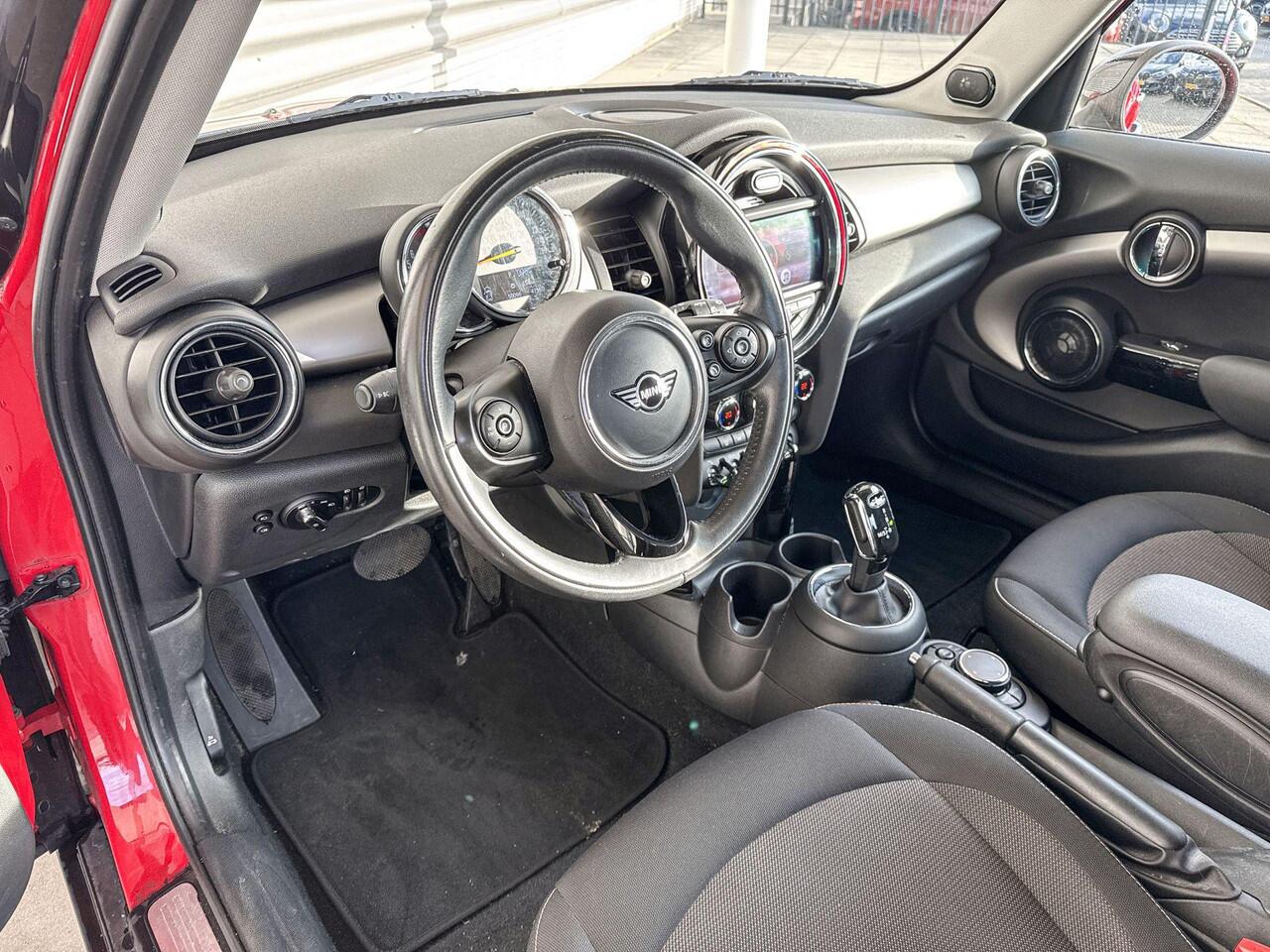 Mini COOPER 5-deurs 1.5 Pepper / Serious Business / Comfort Access / Achteruitrijcamera / Panoramadak