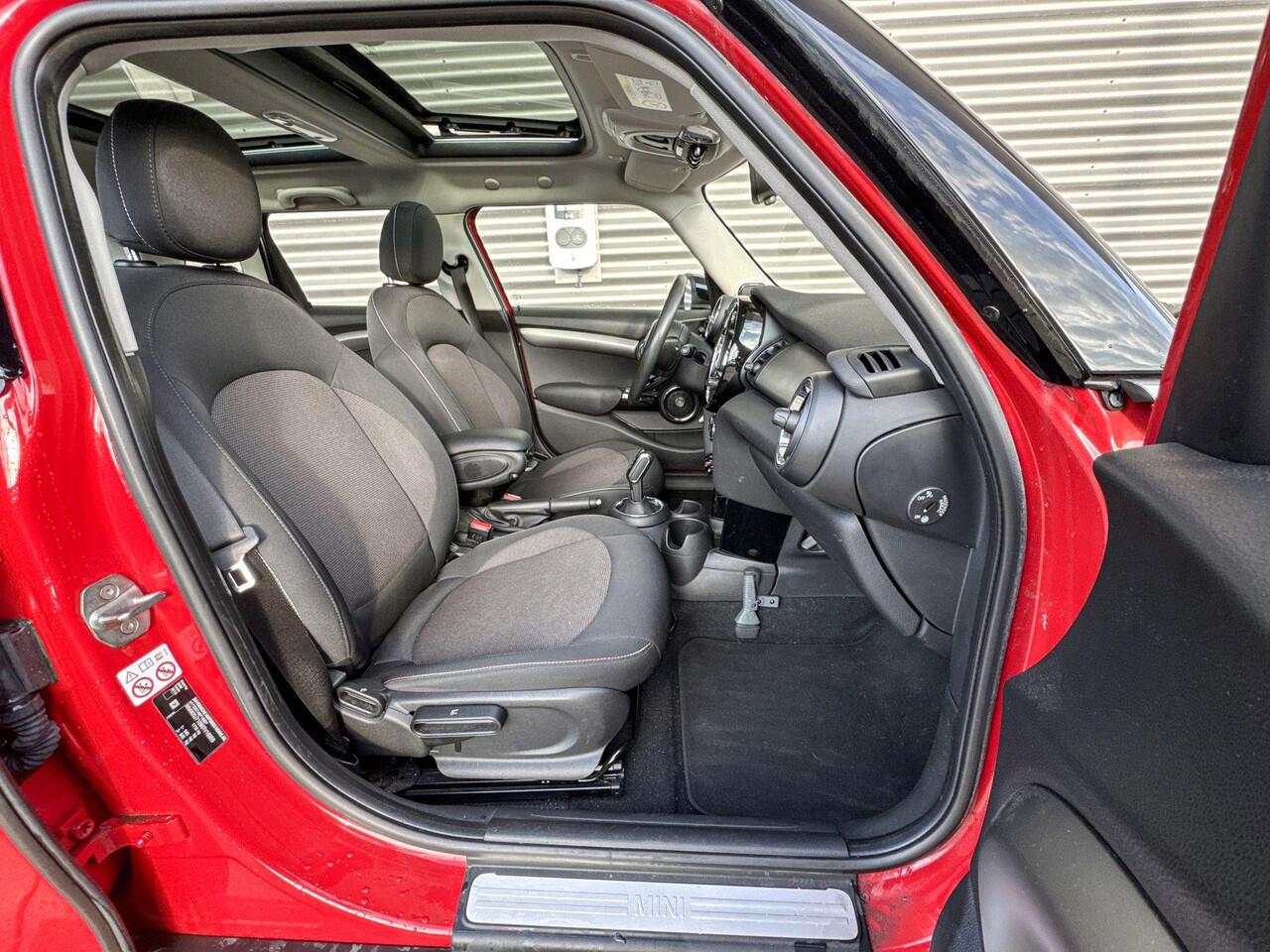 Mini COOPER 5-deurs 1.5 Pepper / Serious Business / Comfort Access / Achteruitrijcamera / Panoramadak