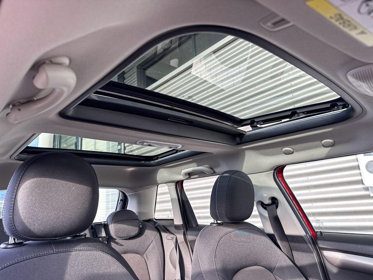 Mini COOPER 5-deurs 1.5 Pepper / Serious Business / Comfort Access / Achteruitrijcamera / Panoramadak