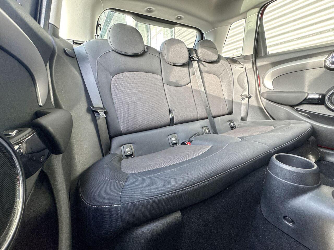 Mini COOPER 5-deurs 1.5 Pepper / Serious Business / Comfort Access / Achteruitrijcamera / Panoramadak