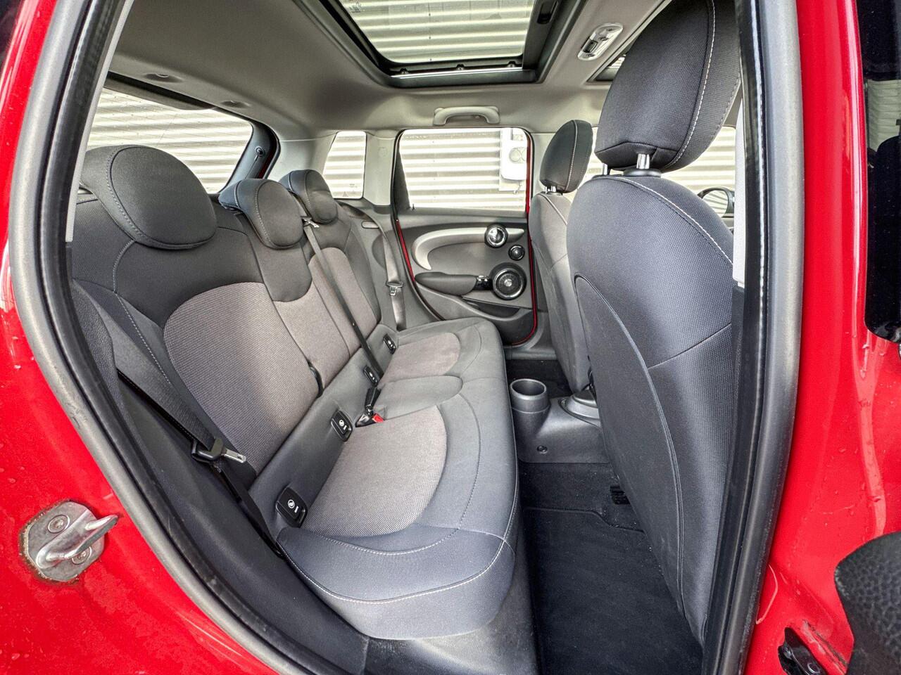 Mini COOPER 5-deurs 1.5 Pepper / Serious Business / Comfort Access / Achteruitrijcamera / Panoramadak