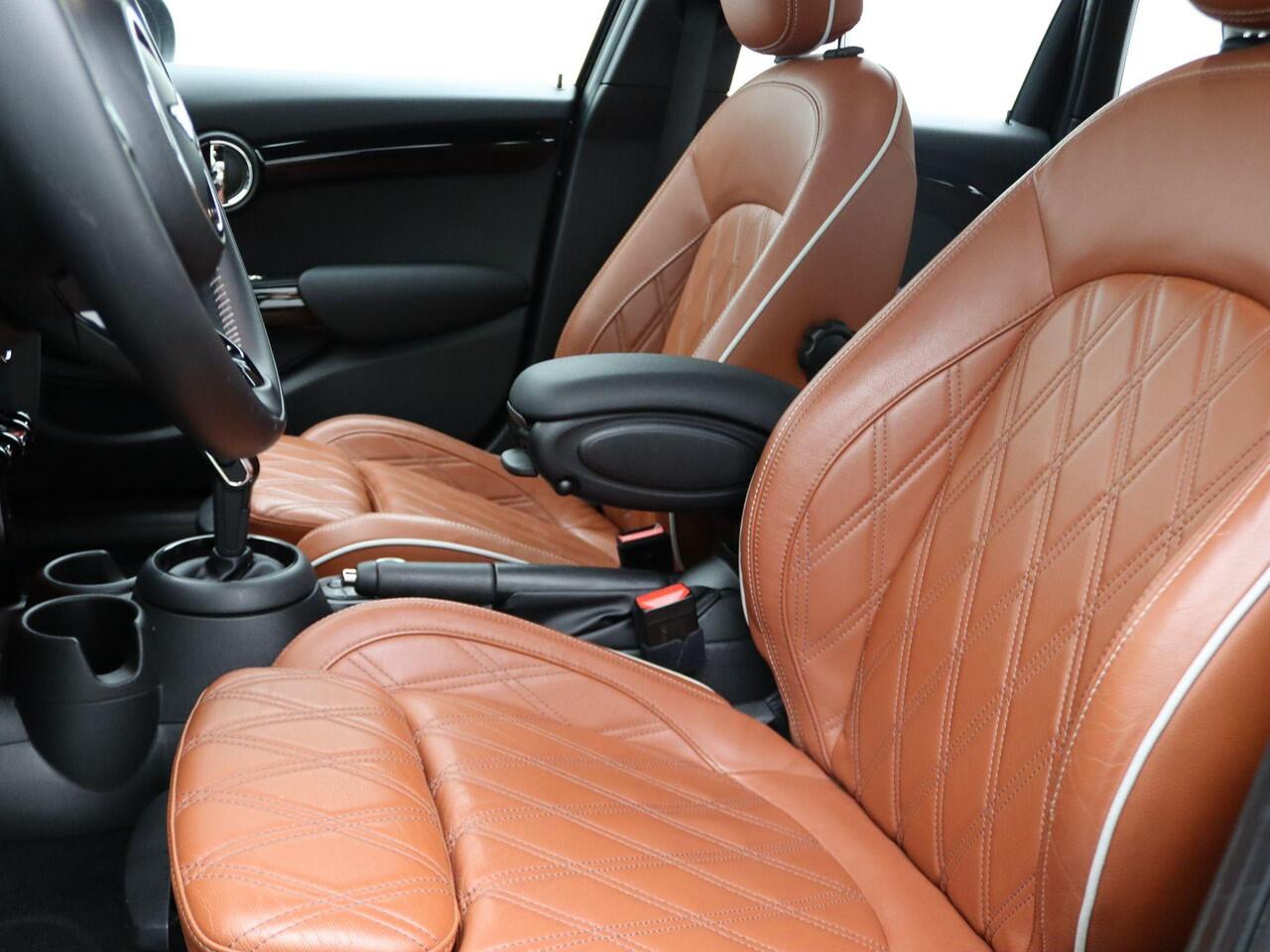 Mini COOPER 5-deurs Chili + Serious Business + Comfort Access + Sportstoelen + LED Koplampen + Harman Kardon + 17''