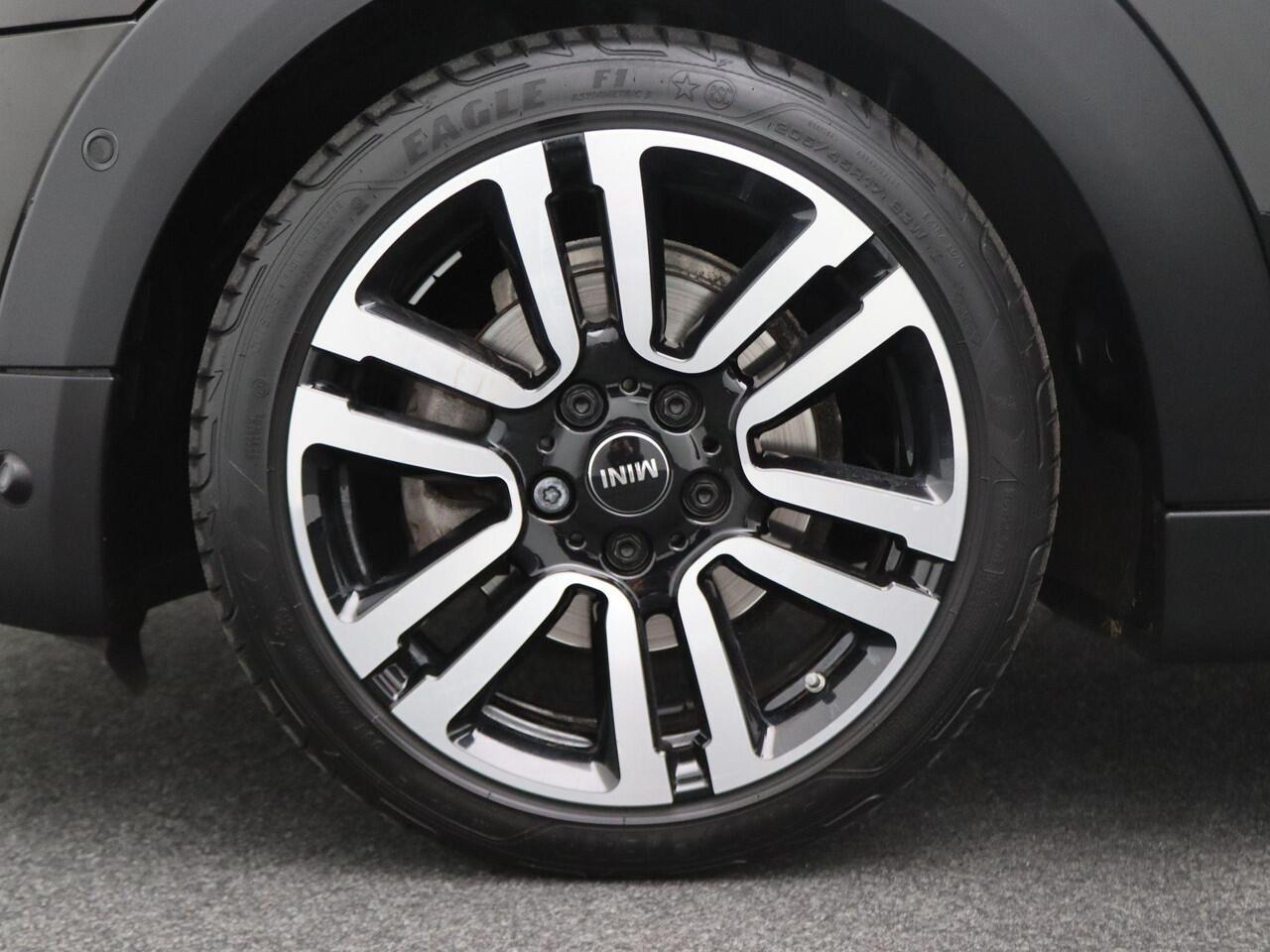 Mini COOPER 5-deurs Chili + Serious Business + Comfort Access + Sportstoelen + LED Koplampen + Harman Kardon + 17''