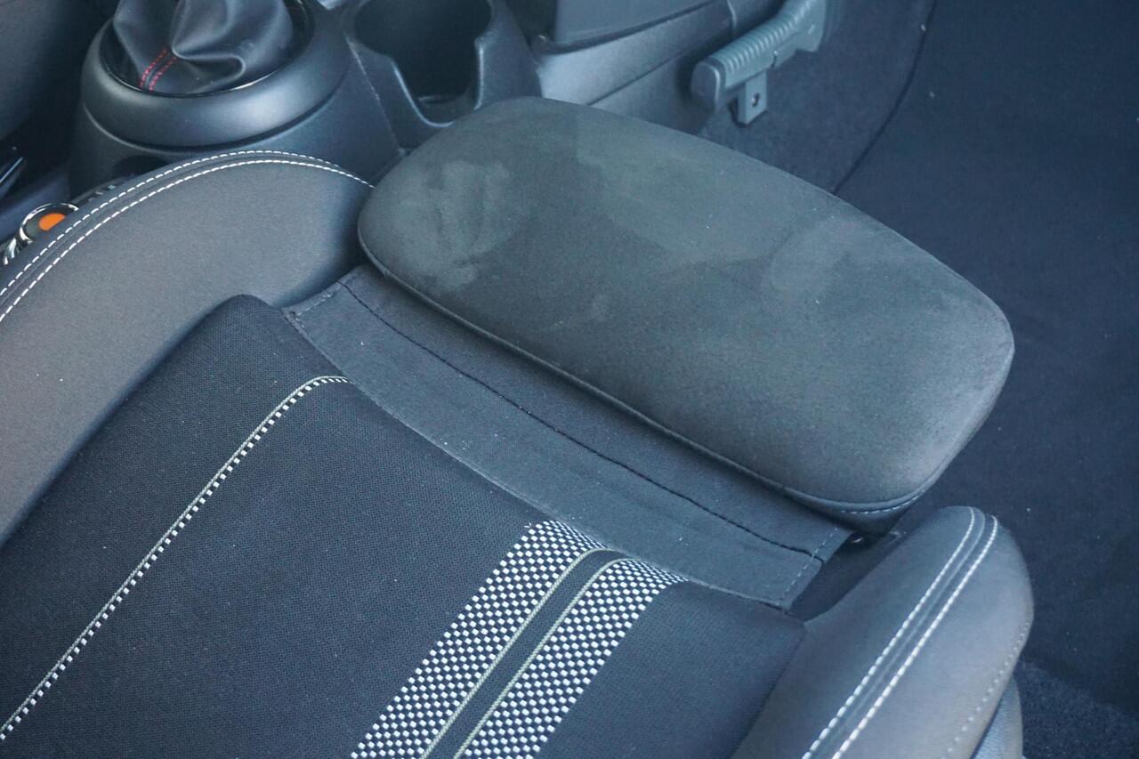 Mini COOPER 3-deurs | John Cooper Works Pakket | Cruise Control | Parkeersensoren Achter | JCW-Sportstoelen |