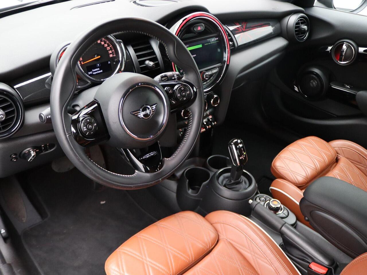 Mini COOPER 5-deurs Chili + Serious Business + Comfort Access + Sportstoelen + LED Koplampen + Harman Kardon + 17''