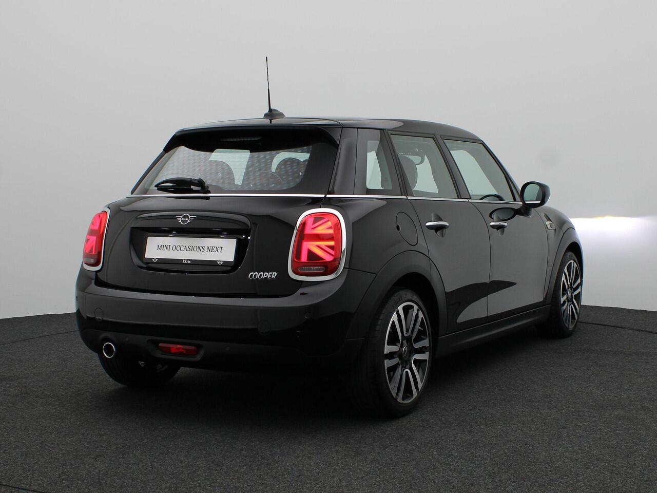 Mini COOPER 5-deurs Chili + Serious Business + Comfort Access + Sportstoelen + LED Koplampen + Harman Kardon + 17''