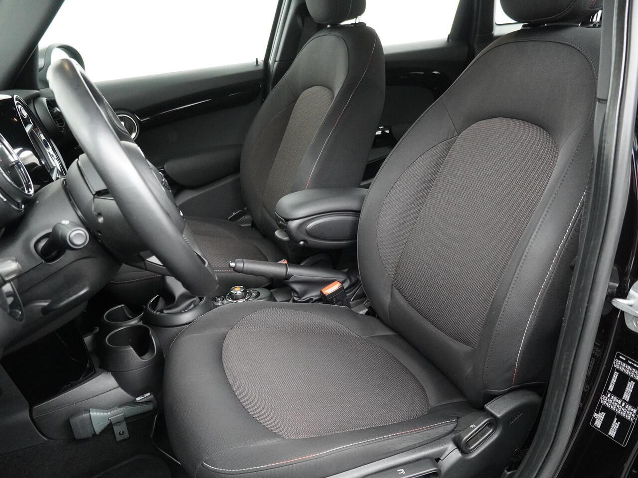 Mini COOPER 5-deurs Pepper | Cruise | PDC | Comforttoegang | LED |