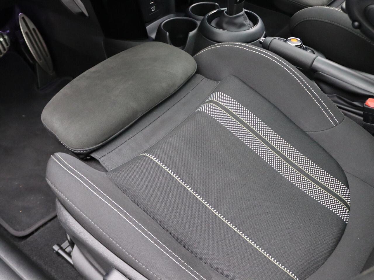 Mini COOPER 3-deurs Automaat l John Cooper Works Trim l Serious Business l 17" LM Track Spoke zwart l Apple CarPlay