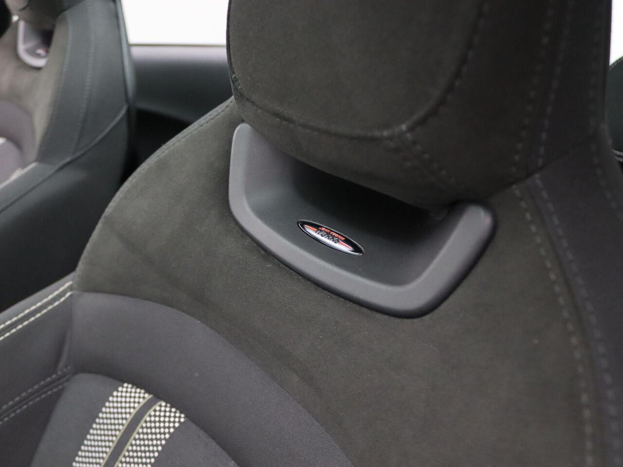 Mini COOPER 3-deurs Automaat l John Cooper Works Trim l Serious Business l 17" LM Track Spoke zwart l Apple CarPlay