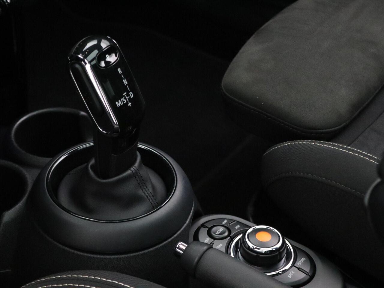 Mini COOPER 3-deurs Automaat l John Cooper Works Trim l Serious Business l 17" LM Track Spoke zwart l Apple CarPlay