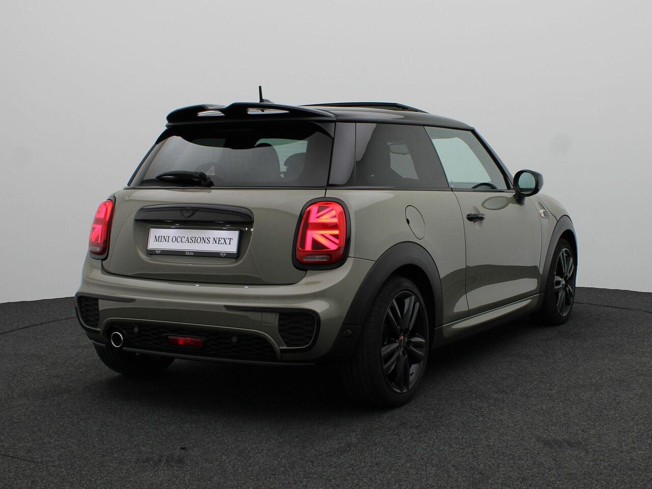 Mini COOPER 3-deurs Automaat l John Cooper Works Trim l Serious Business l 17" LM Track Spoke zwart l Apple CarPlay