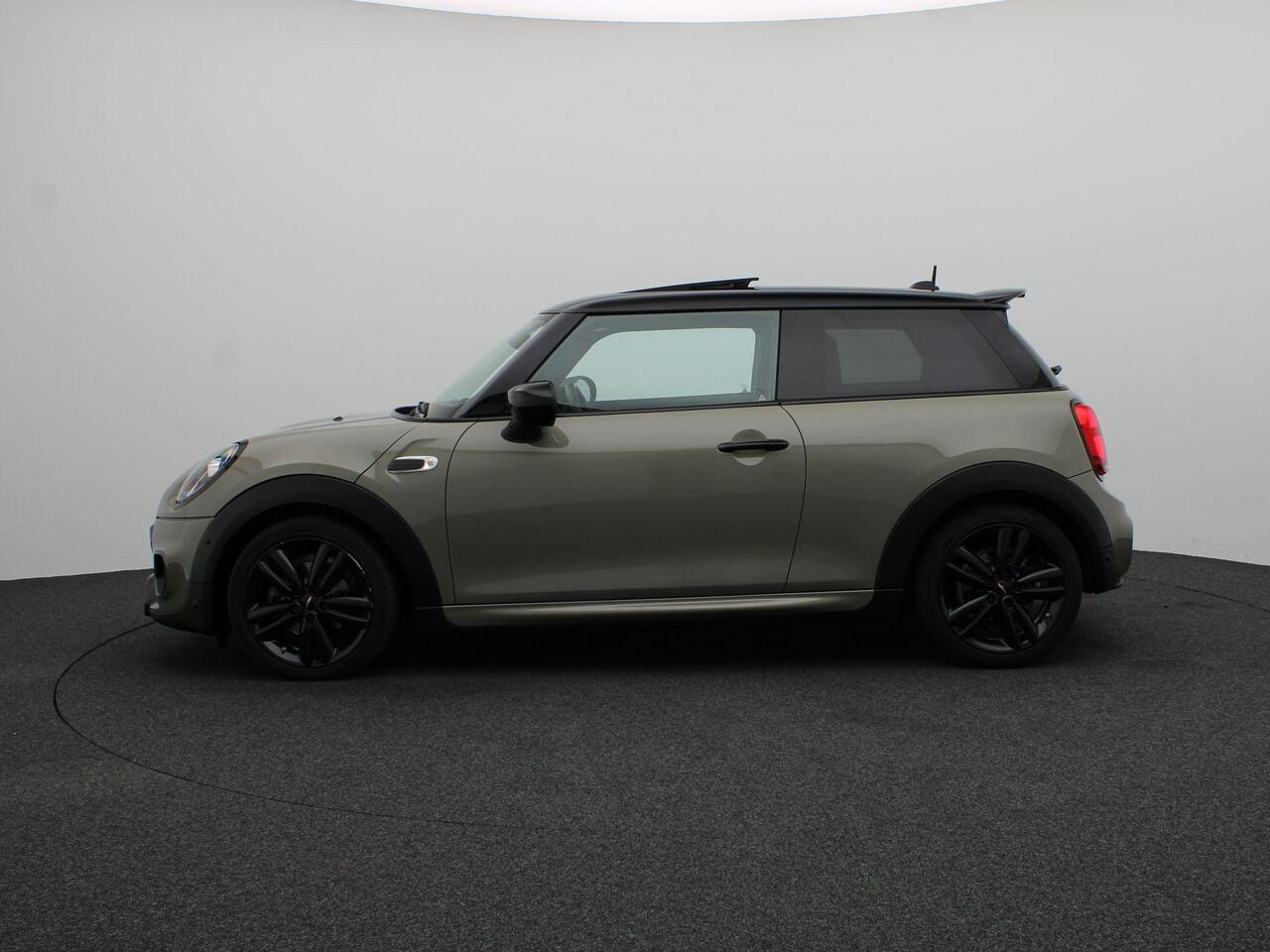 Mini COOPER 3-deurs Automaat l John Cooper Works Trim l Serious Business l 17" LM Track Spoke zwart l Apple CarPlay