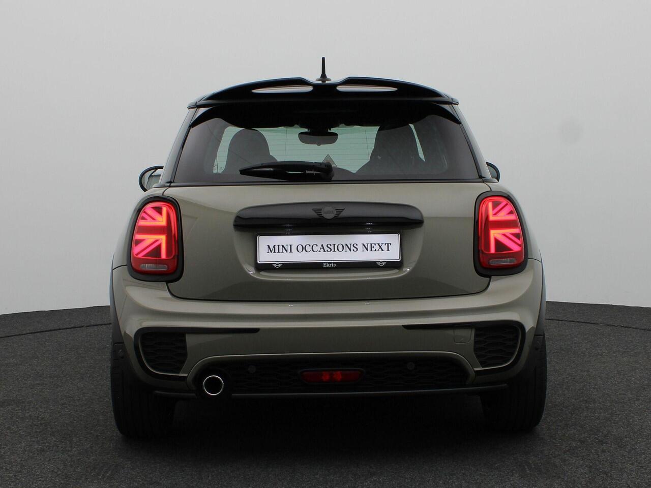 Mini COOPER 3-deurs Automaat l John Cooper Works Trim l Serious Business l 17" LM Track Spoke zwart l Apple CarPlay