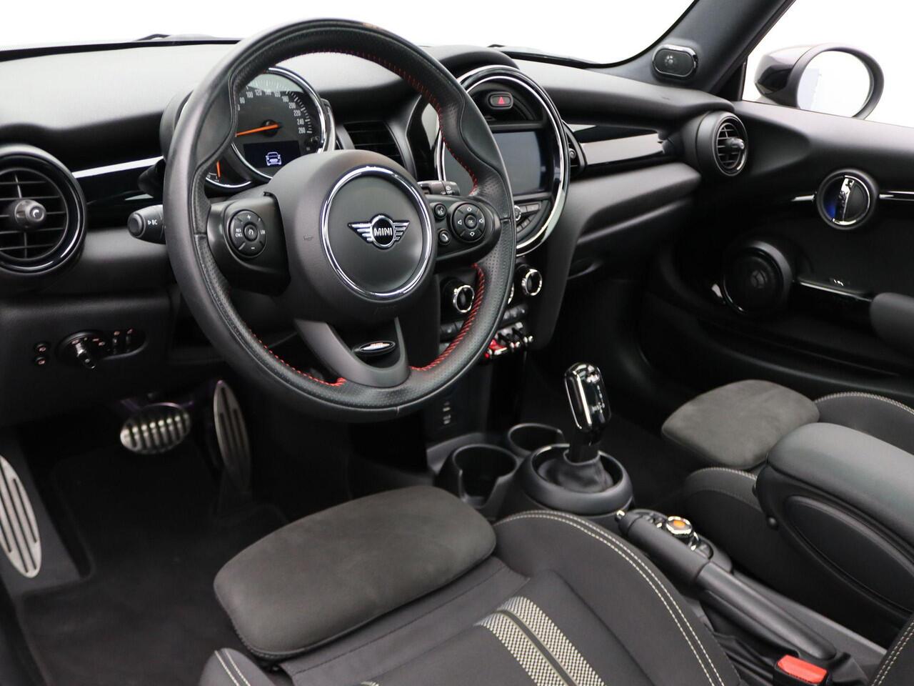 Mini COOPER 3-deurs Automaat l John Cooper Works Trim l Serious Business l 17" LM Track Spoke zwart l Apple CarPlay