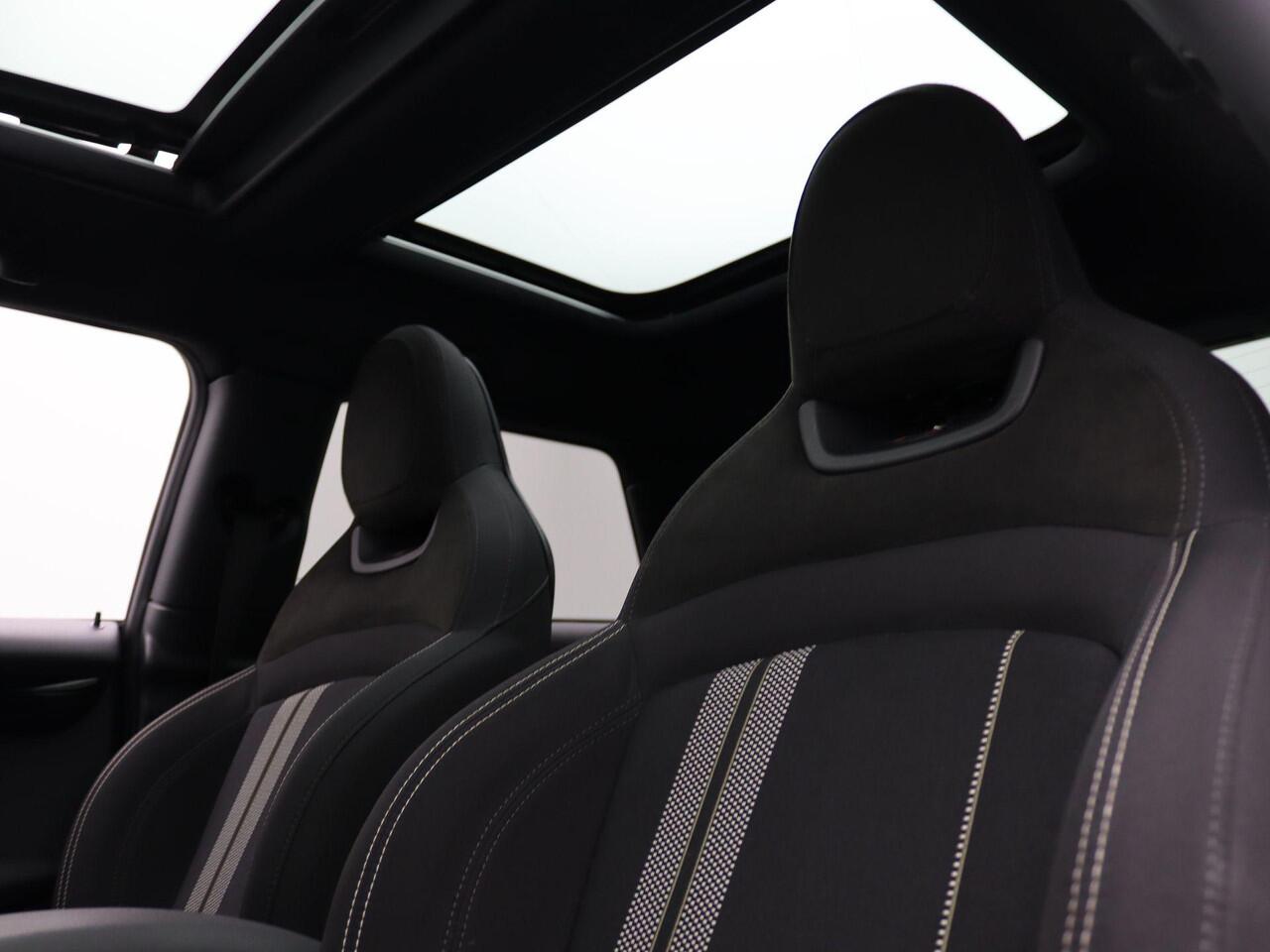 Mini COOPER 3-deurs Automaat l John Cooper Works Trim l Serious Business l 17" LM Track Spoke zwart l Apple CarPlay