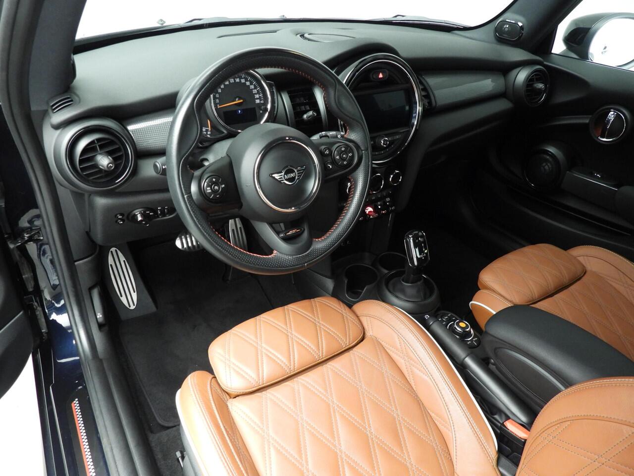 Mini COOPER 3-deurs Aut. JCW pakket | Leder | Harman/Kardon | 18" | LED