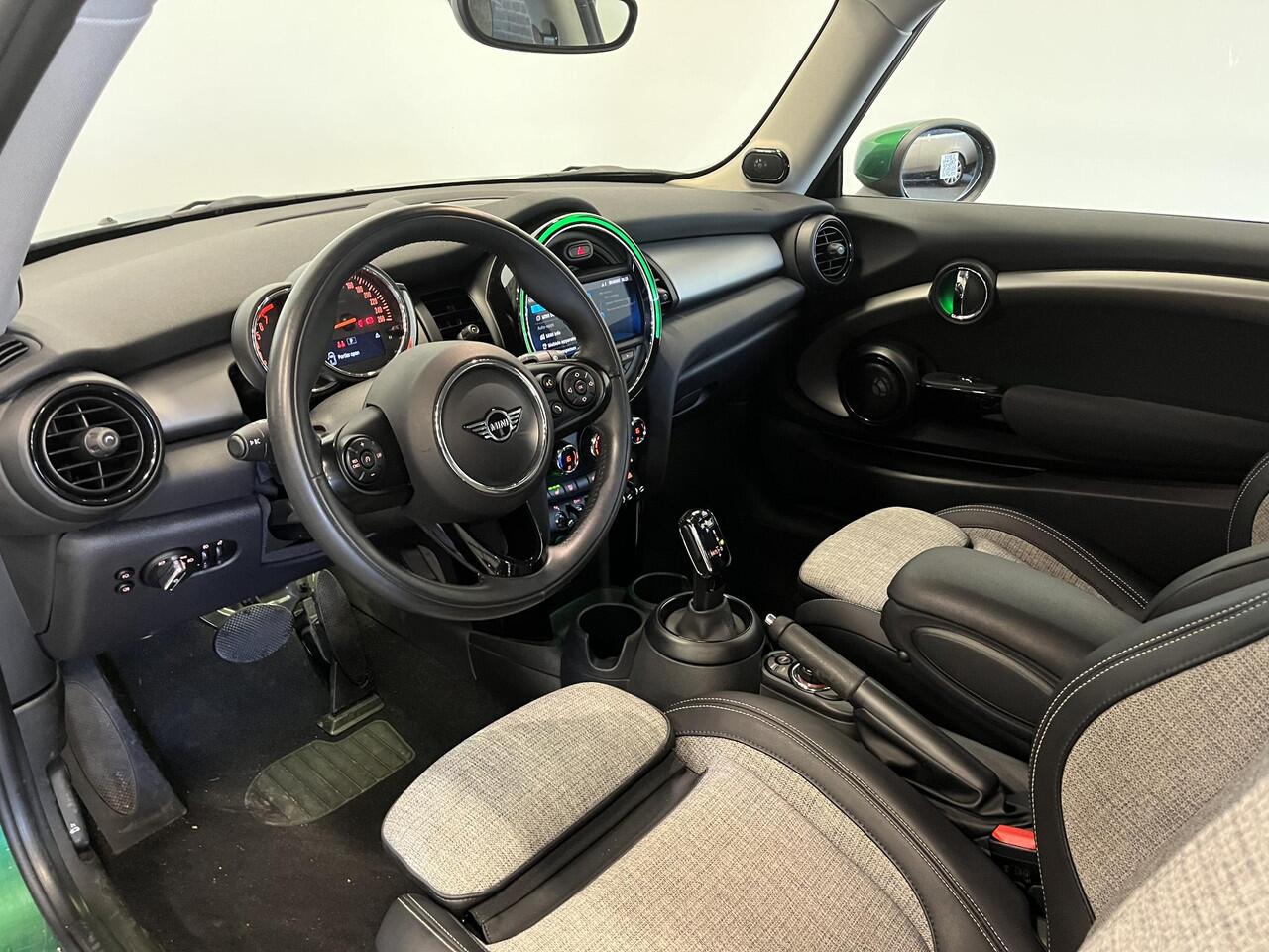 Mini COOPER 1.5 136pk Automaat Chili Serious Business | Climate Control | Harman Kardon | Navigatie | Full LED | 17" Rail Spoke Lichtmetalen Velgen | Parkeer sensoren V+A | Stoelverwarming