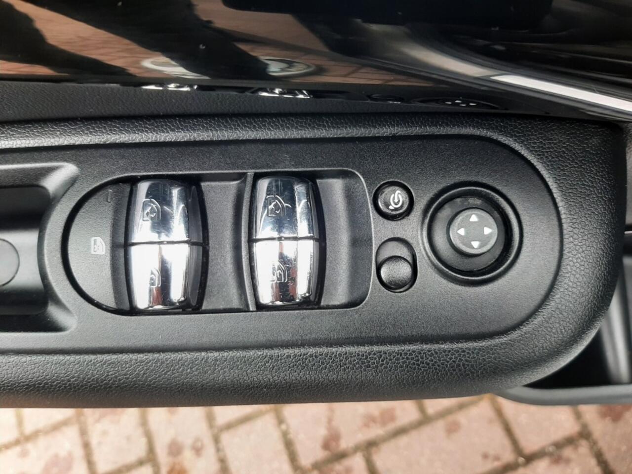 Mini COOPER Clubman 1.5 136pk Lederen-bekleding Airco Cruise-control Navigatie Bluetooth