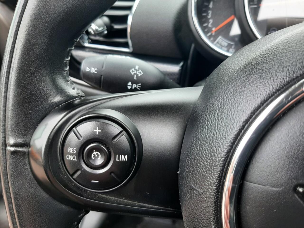 Mini COOPER Clubman 1.5 136pk Lederen-bekleding Airco Cruise-control Navigatie Bluetooth