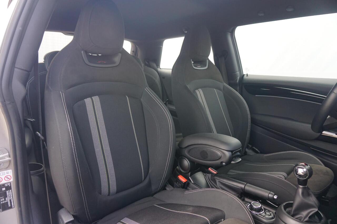Mini COOPER 3-deurs John Cooper Works Uitvoering | 17" | Climate Control | Led | Adaptief onderstel