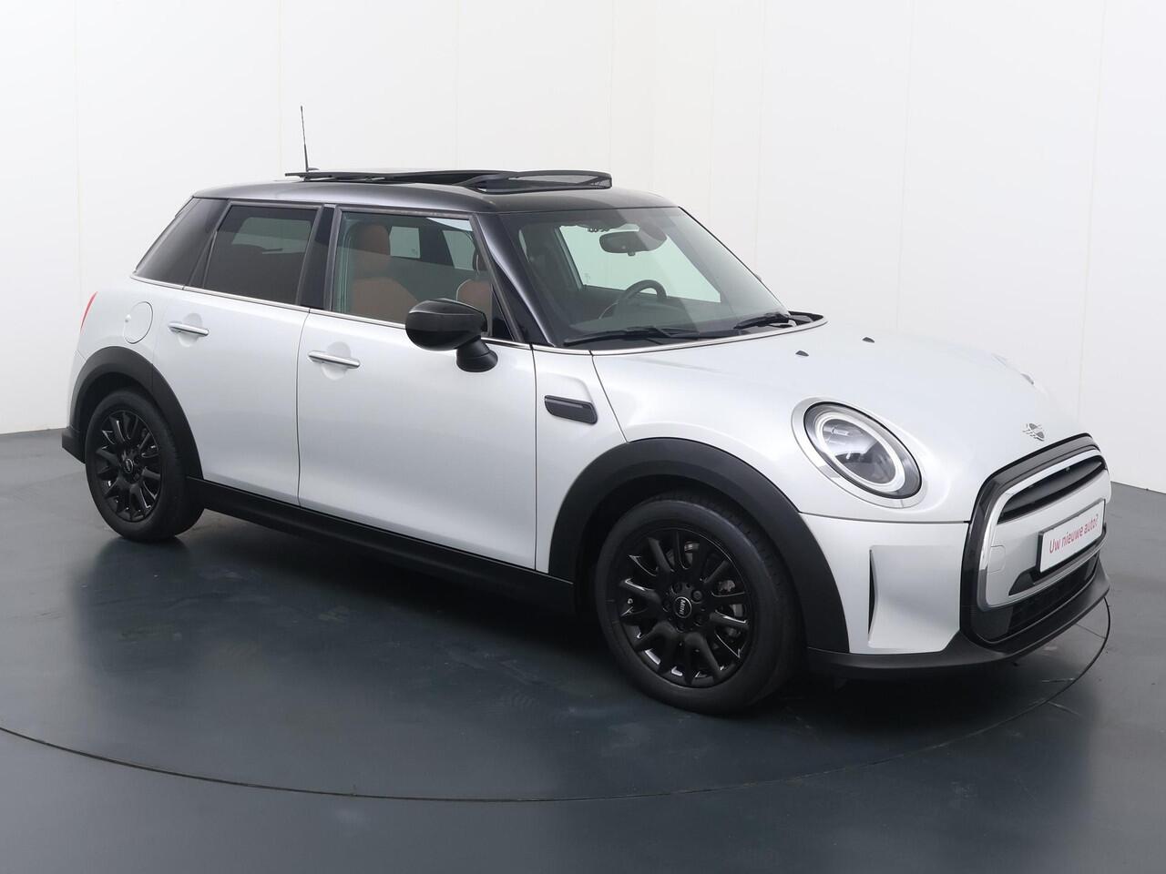 Mini COOPER Mini 1.5 Business Edition | 136 PK | Panoramadak | Cruise control | Lederen bekleding | Navigatiesysteem |