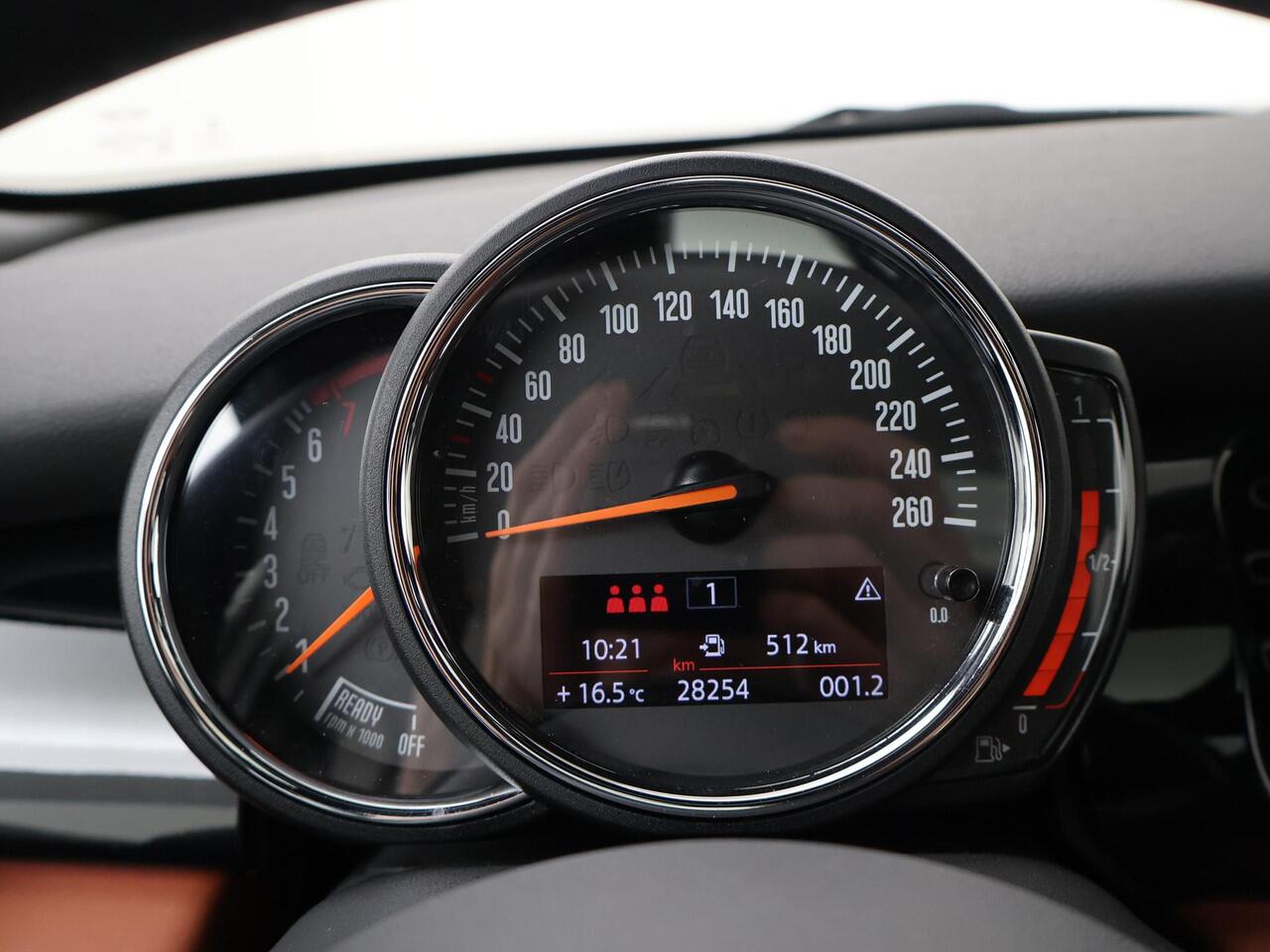 Mini COOPER Mini 1.5 Business Edition | 136 PK | Panoramadak | Cruise control | Lederen bekleding | Navigatiesysteem |