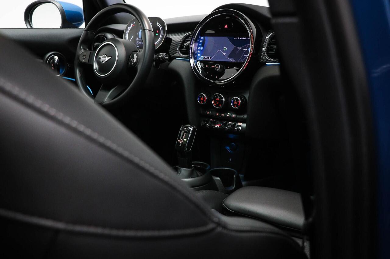 Mini COOPER Mini 1.5 Classic | COMFORT / CONNECTED NAVIGATION- PACK | PANORAMADAK | DAB | APPLE | 17"