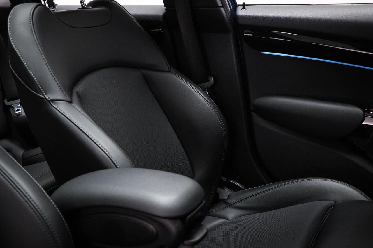 Mini COOPER Mini 1.5 Classic | COMFORT / CONNECTED NAVIGATION- PACK | PANORAMADAK | DAB | APPLE | 17"