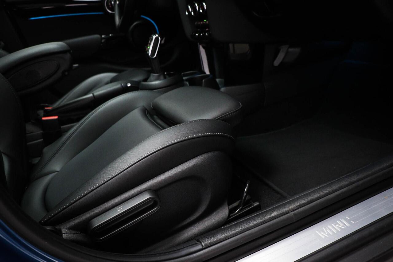 Mini COOPER Mini 1.5 Classic | COMFORT / CONNECTED NAVIGATION- PACK | PANORAMADAK | DAB | APPLE | 17"