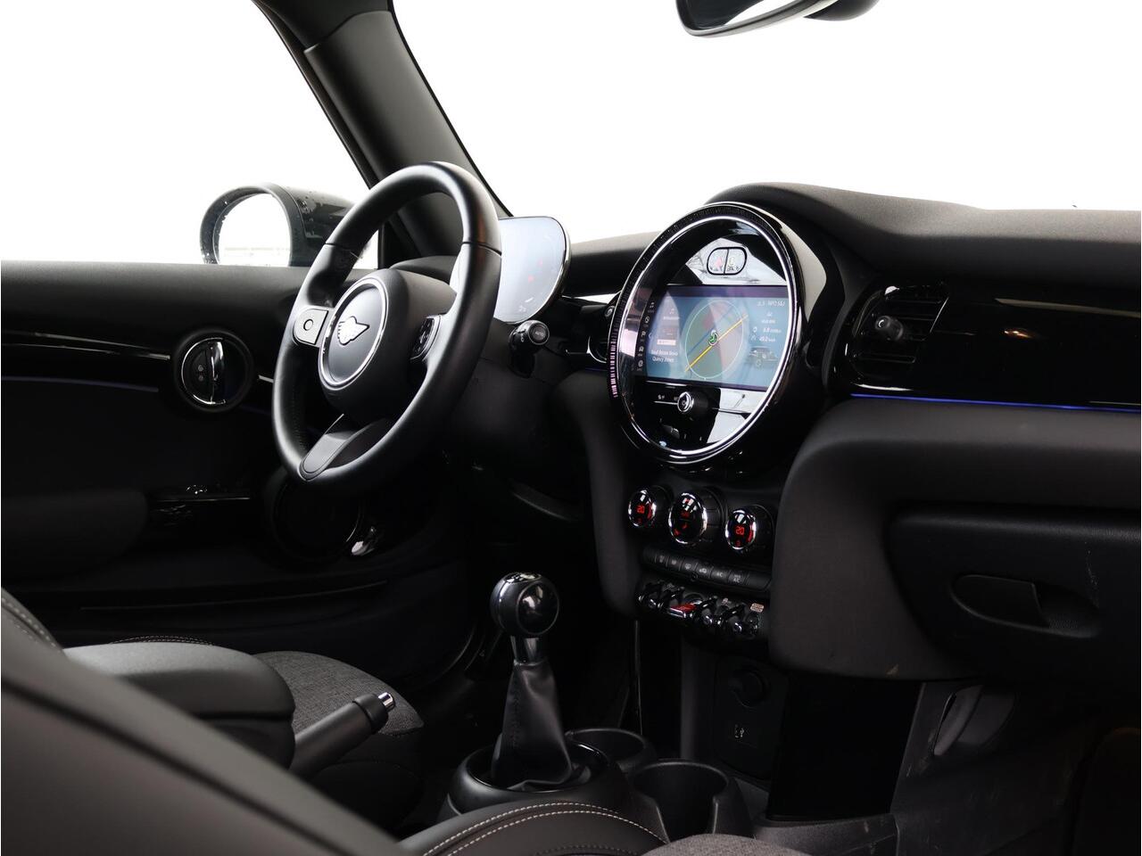 Mini COOPER Mini 1.5 Classic Navigatie/ Cruise Control/ Sportstoelen/ Achteruitrijcamera