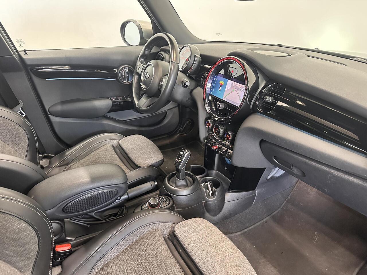 Mini COOPER Mini 1.5 Yours 5-DRS DCT-7 Aut. 136pk Panoramadak Sportstoelen Navi Carplay PDC Achter+Camera Full LED Armsteun Cruise Control Stoelverwarming