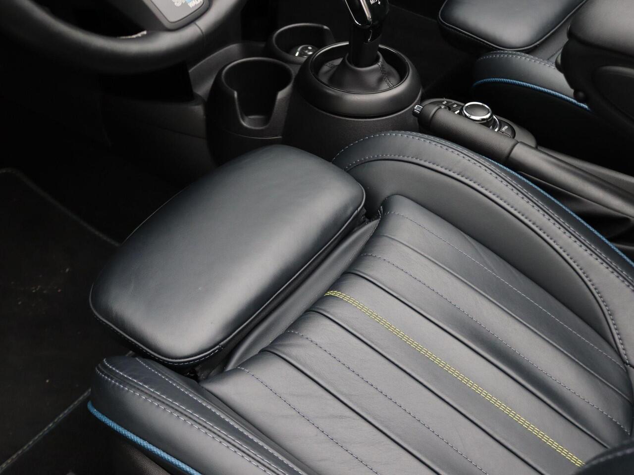 Mini COOPER Cabrio Sidewalk Edition + Achteruitrijcamera + Comfort Access + Driving Assistant Pakket + Comfort Plus Pakket + Elektrisch verwarmde voorstoelen + PDC + LED