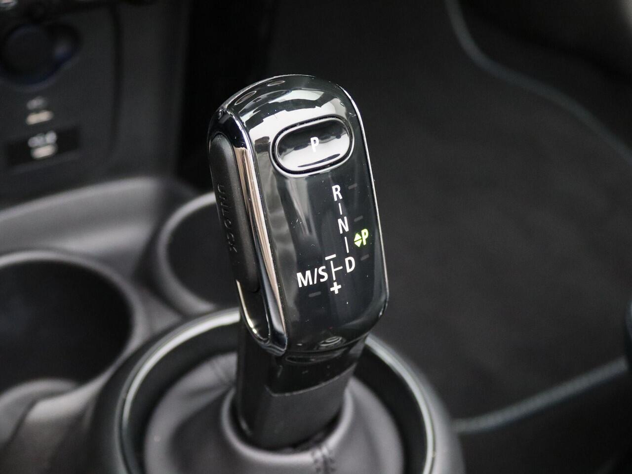 Mini COOPER Cabrio Sidewalk Edition + Achteruitrijcamera + Comfort Access + Driving Assistant Pakket + Comfort Plus Pakket + Elektrisch verwarmde voorstoelen + PDC + LED