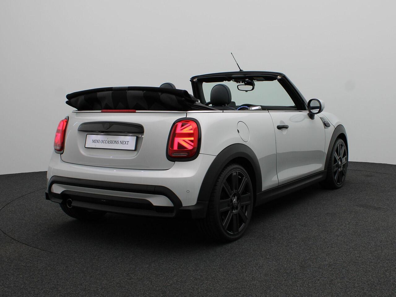 Mini COOPER Cabrio Sidewalk Edition + Achteruitrijcamera + Comfort Access + Driving Assistant Pakket + Comfort Plus Pakket + Elektrisch verwarmde voorstoelen + PDC + LED