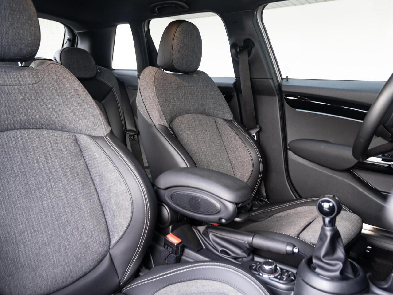 Mini COOPER 5-deurs + LED-koplampen + Climate Control + Parkeersensoren + Navigatie