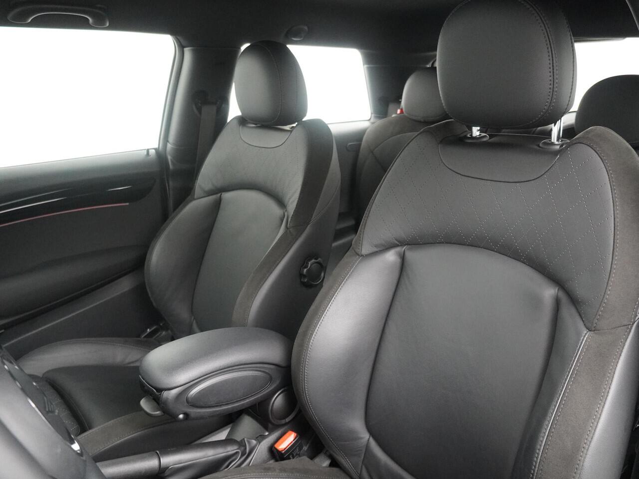 Mini COOPER 3-deurs JCW pakket | Cruise | Achteruitrijcamera | Stoelverwarming | Comforttoegang |