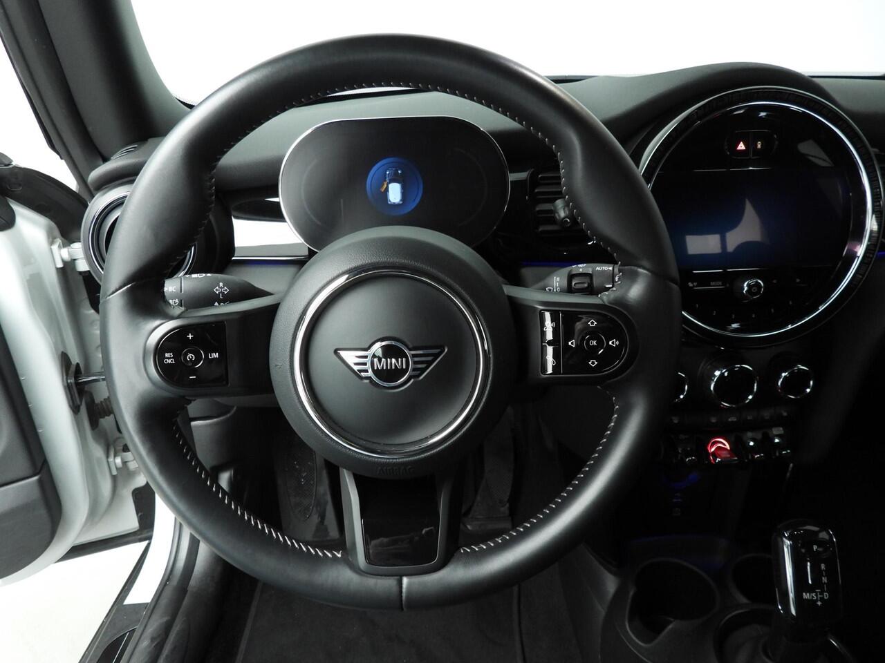 Mini COOPER 3-deurs Camden Go Edition / Automaat / Leder / Sportstoelen / LED / Stoelverwarming / Climate / Alu wielen 17 inch black