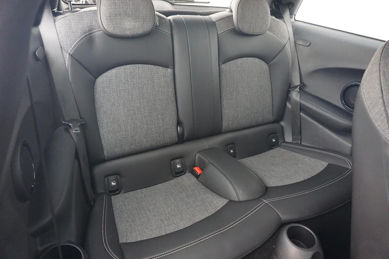 Mini COOPER 3-deurs Business Edition |Navigatiesysteem | Voorruitverwarming | Sportstoelen | Parkeersensoren | Cruise Control | NEXT