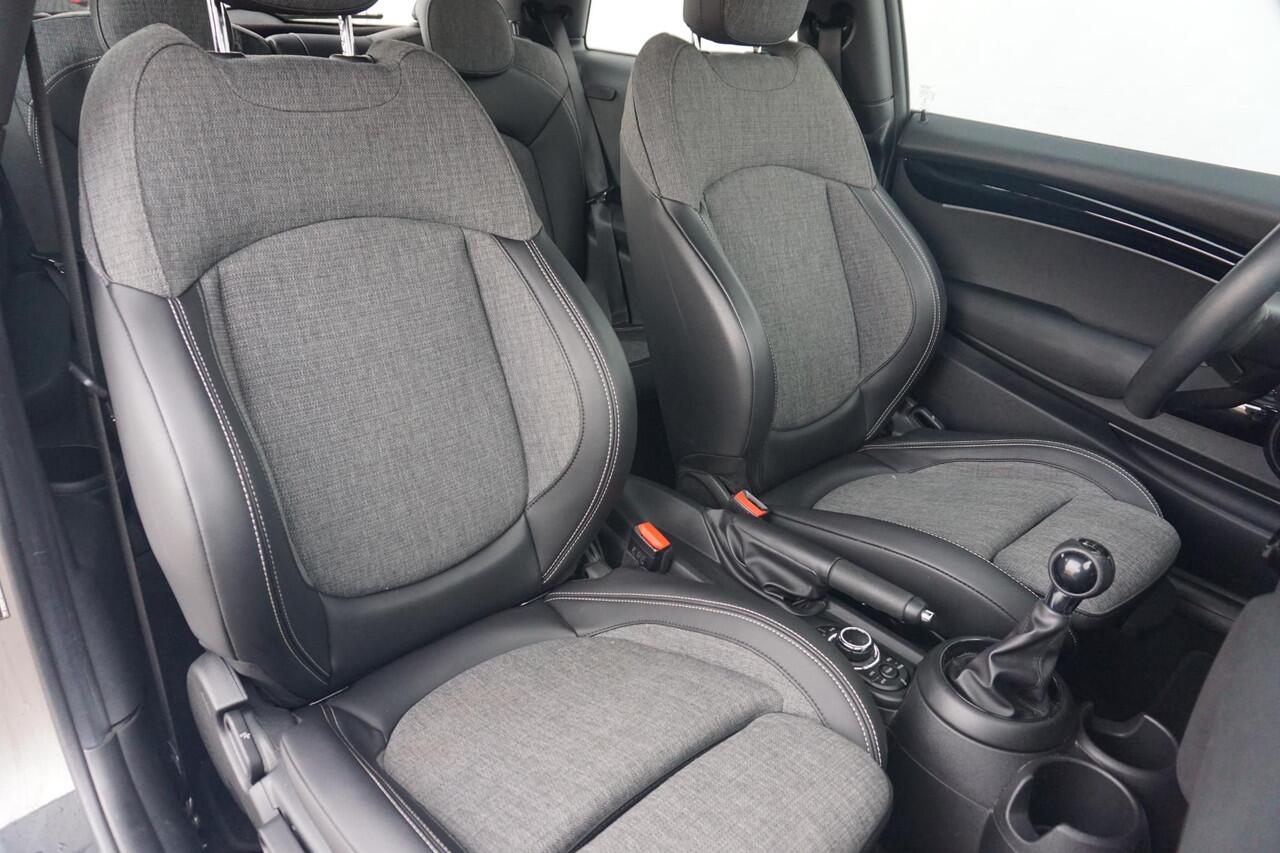 Mini COOPER 3-deurs Business Edition |Navigatiesysteem | Voorruitverwarming | Sportstoelen | Parkeersensoren | Cruise Control | NEXT