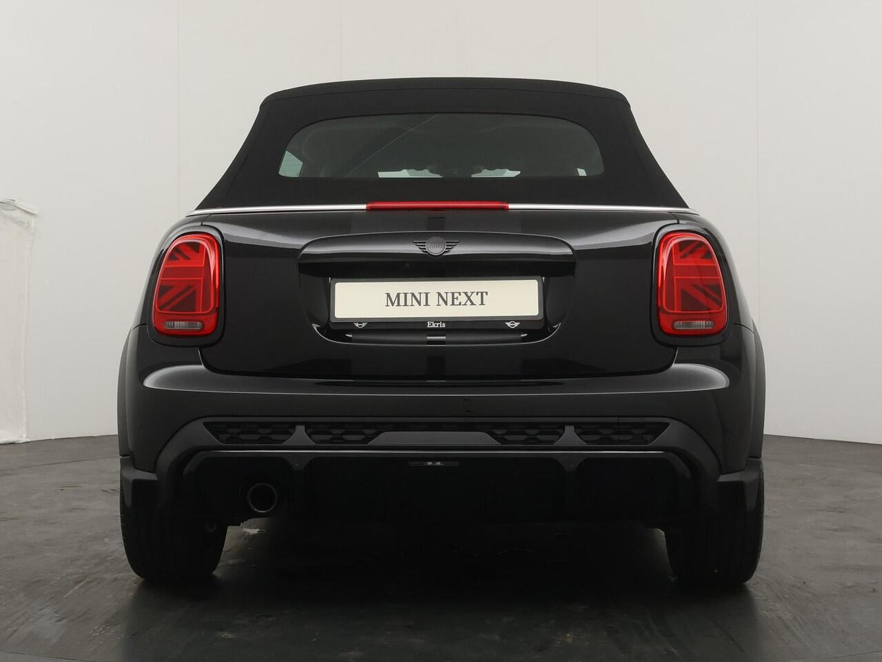 Mini COOPER 3-deurs Cabrio John Cooper Works | Stuur- en stoelverwarming | Comfort Access | Camera | Parkeersensoren | Navigatie |