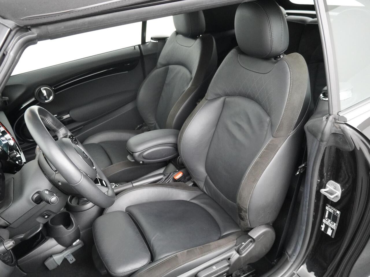 Mini COOPER 3-deurs Cabrio John Cooper Works | Stuur- en stoelverwarming | Comfort Access | Camera | Parkeersensoren | Navigatie |