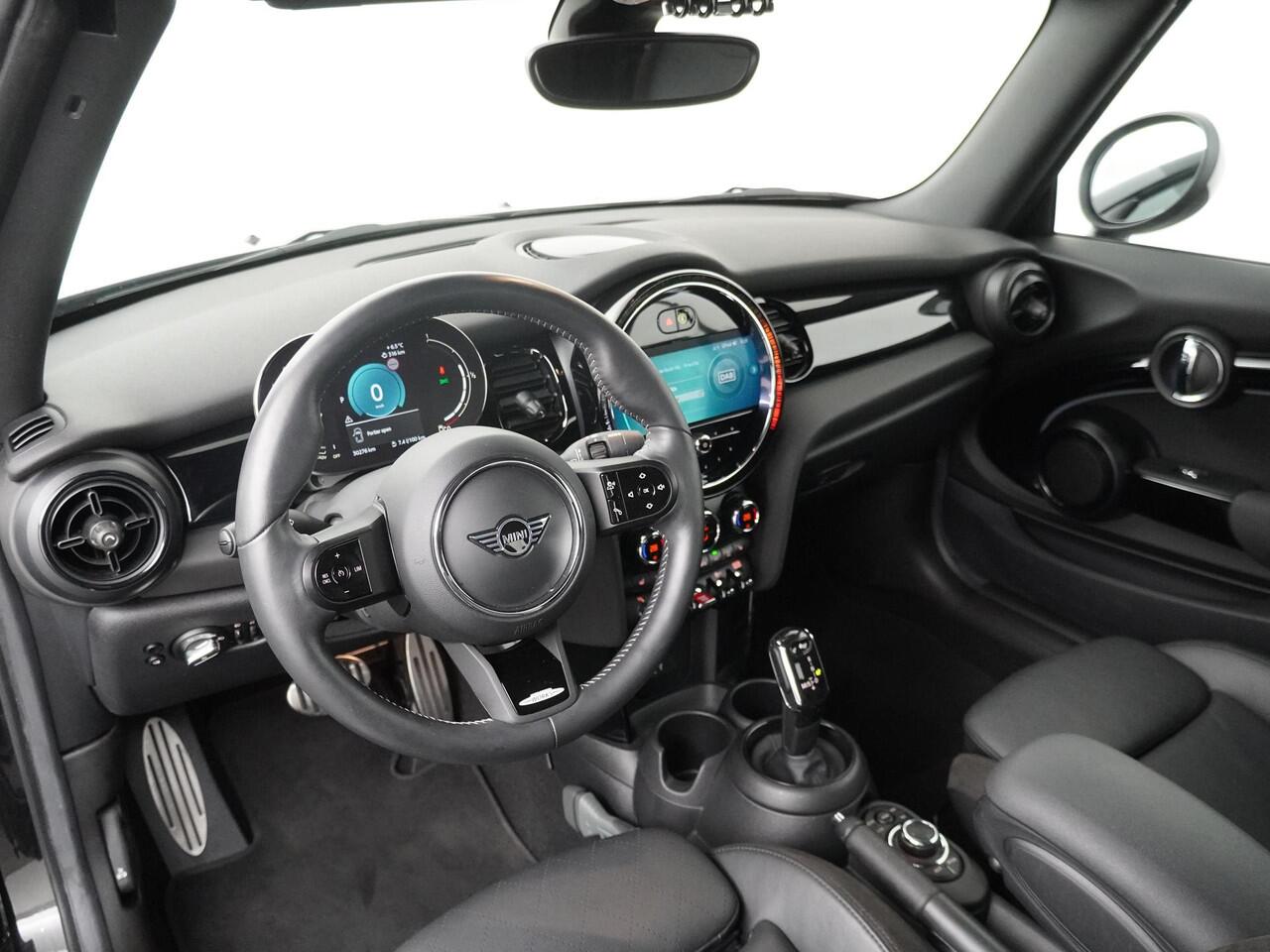 Mini COOPER 3-deurs Cabrio John Cooper Works | Stuur- en stoelverwarming | Comfort Access | Camera | Parkeersensoren | Navigatie |