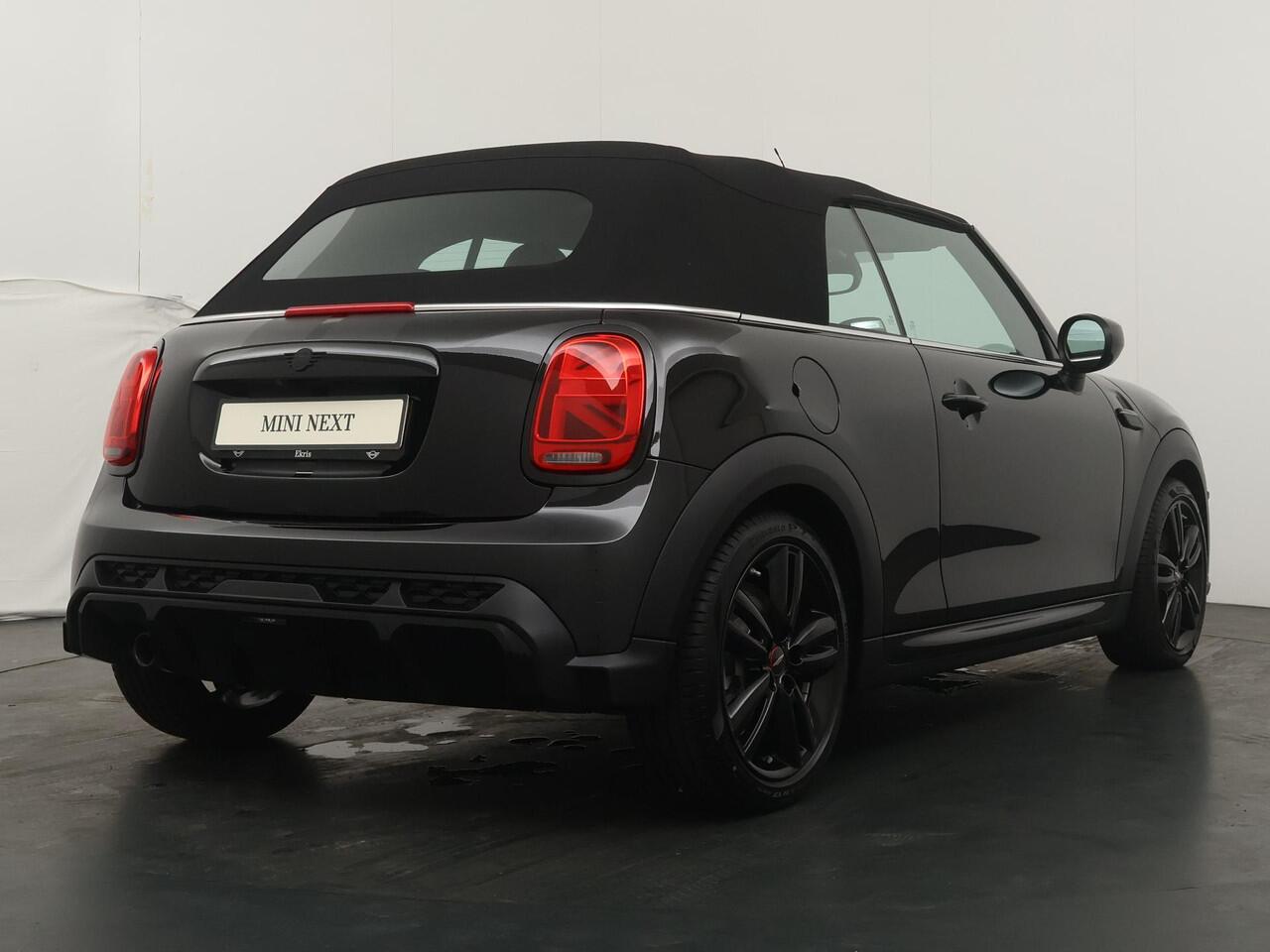 Mini COOPER 3-deurs Cabrio John Cooper Works | Stuur- en stoelverwarming | Comfort Access | Camera | Parkeersensoren | Navigatie |