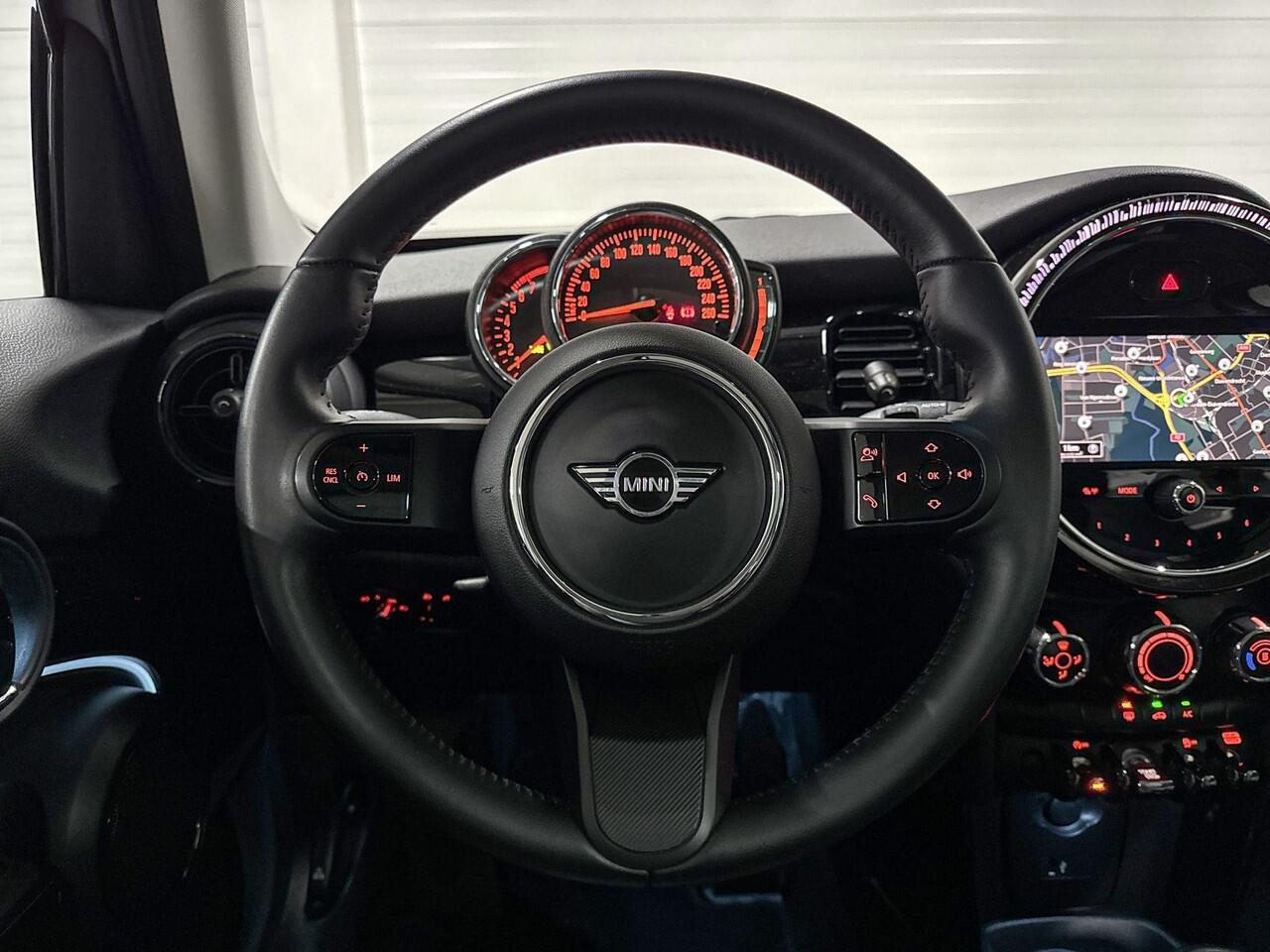 Mini COOPER 5-deurs Business Edition | Panoramadak | Sportstoelen | Parkeersensoren