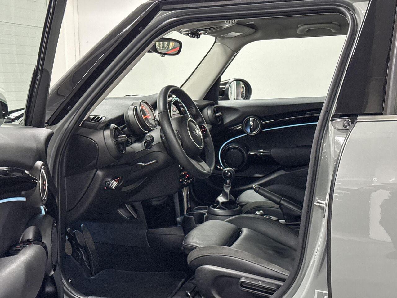 Mini COOPER 5-deurs Business Edition | Panoramadak | Sportstoelen | Parkeersensoren