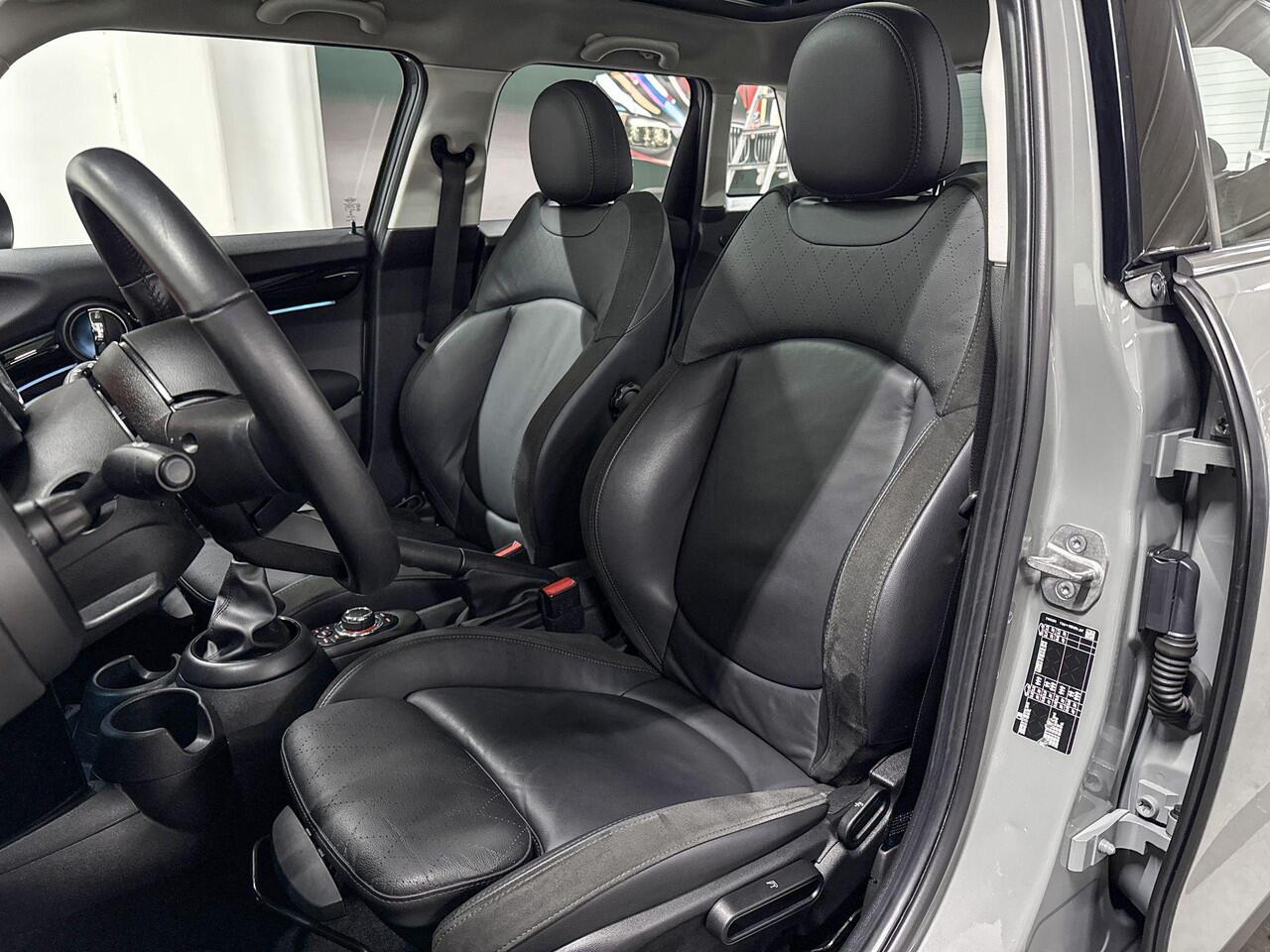 Mini COOPER 5-deurs Business Edition | Panoramadak | Sportstoelen | Parkeersensoren