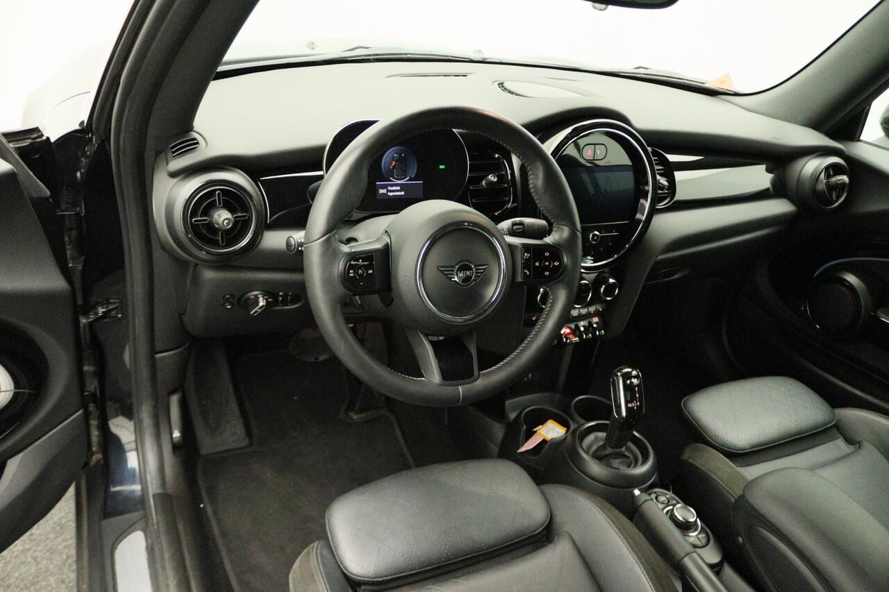 Mini COOPER Cabrio Business Edition + Classic Uitvoering + Comfort Plus Pakket + Driving Assistant Pakket + Connected Navigation Pakket + Stuurwielrand Verwarmd + Windscherm + 17''