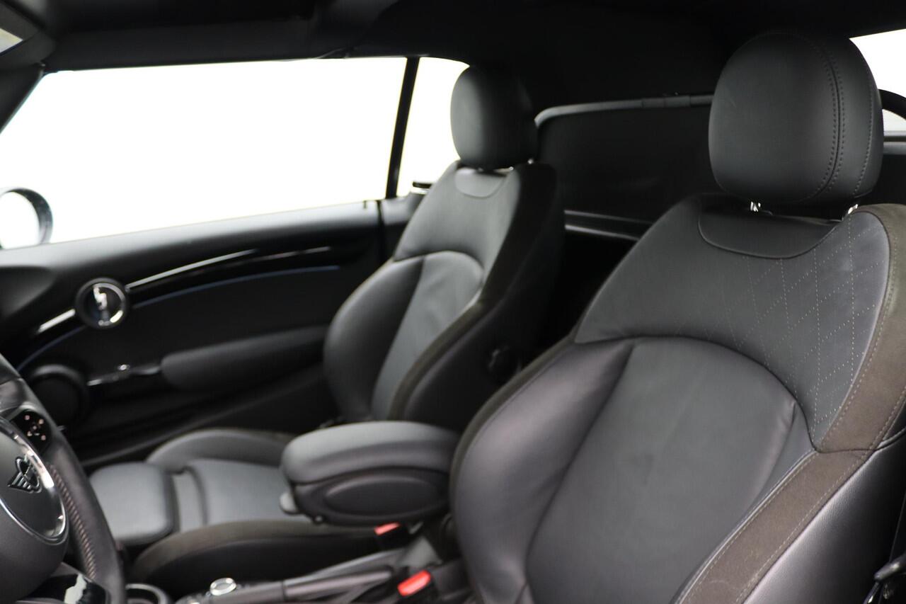 Mini COOPER Cabrio Business Edition + Classic Uitvoering + Comfort Plus Pakket + Driving Assistant Pakket + Connected Navigation Pakket + Stuurwielrand Verwarmd + Windscherm + 17''