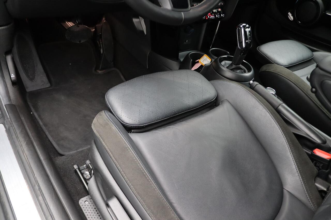 Mini COOPER Cabrio Business Edition + Classic Uitvoering + Comfort Plus Pakket + Driving Assistant Pakket + Connected Navigation Pakket + Stuurwielrand Verwarmd + Windscherm + 17''